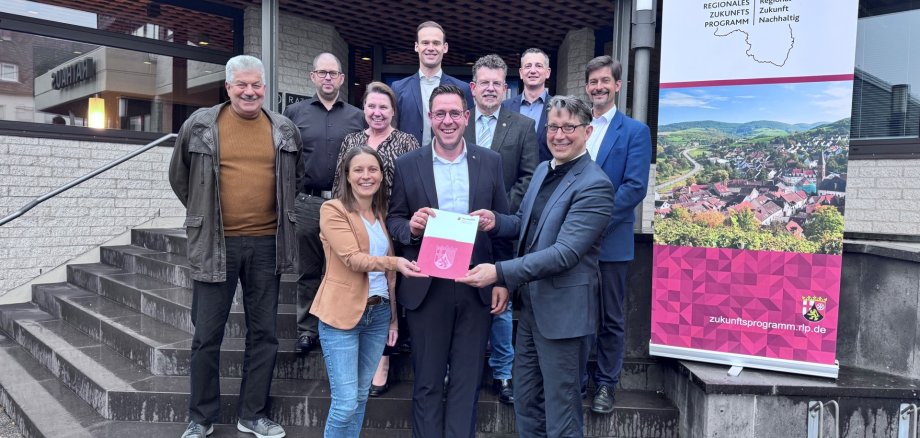 Bürgermeister Marcus Konrad nimmt den RZN-Förderbescheid von Klimaschutzstaatssekretär Hauer im Beisein von den Beigeordneten und Vertretern der Verwaltung entgegen (Foto: MKUEM – Ministerium für Klimaschutz, Umwelt, Energie und Mobilität)