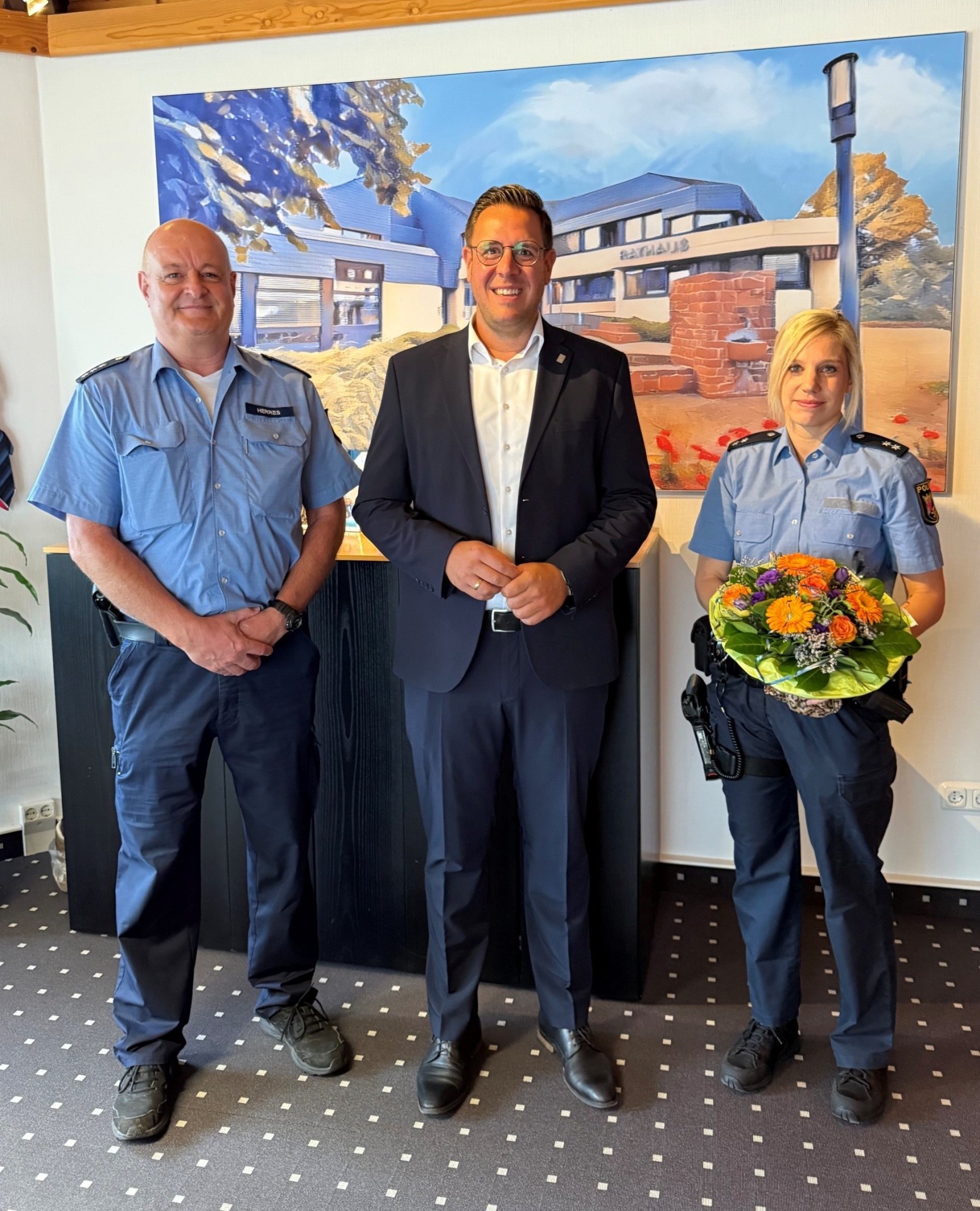 Foto mit Polizeihauptkommisar Stefan Herres, Bürgermeister Konrad und Polizeioberkommissarin Melanie Achenbach (von links nach rechts)