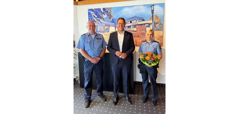 Foto mit Polizeihauptkommisar Stefan Herres, Bürgermeister Konrad und Polizeioberkommissarin Melanie Achenbach (von links nach rechts)