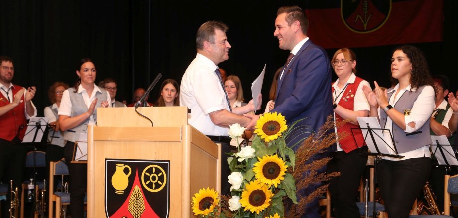 Bürgermeister Rodens gratuliert Marcus Konrad zur Amtseinführung