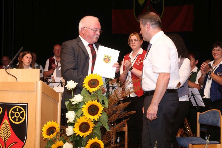 Aushändigung der Entlassungsurkunde an Bürgermeister Rodens