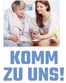 Jüngerer Mensch hilft älterem Mensch bei Bedienung des Handys