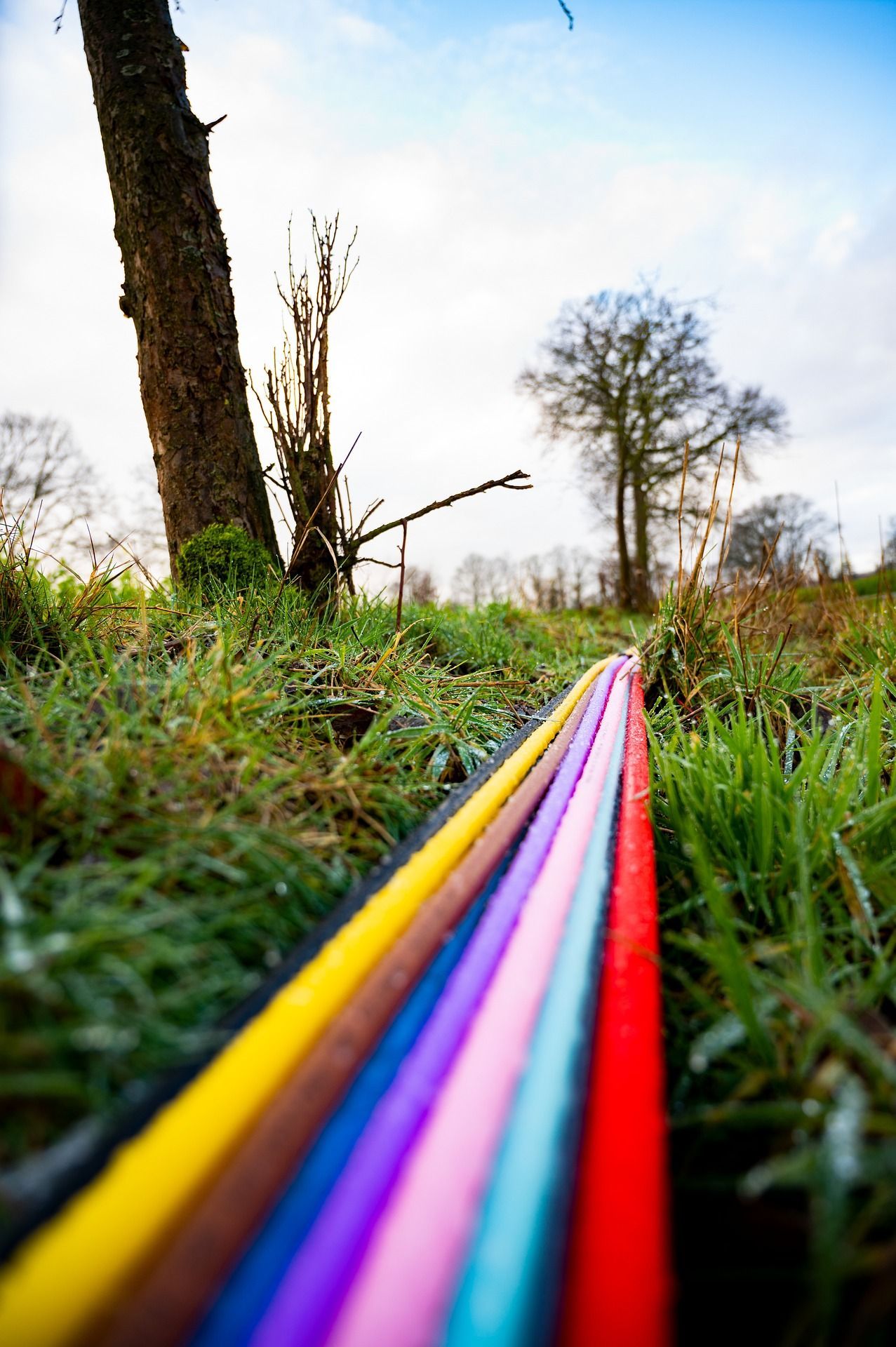 Glasfaserleitung die über Wiese verlegt wurde