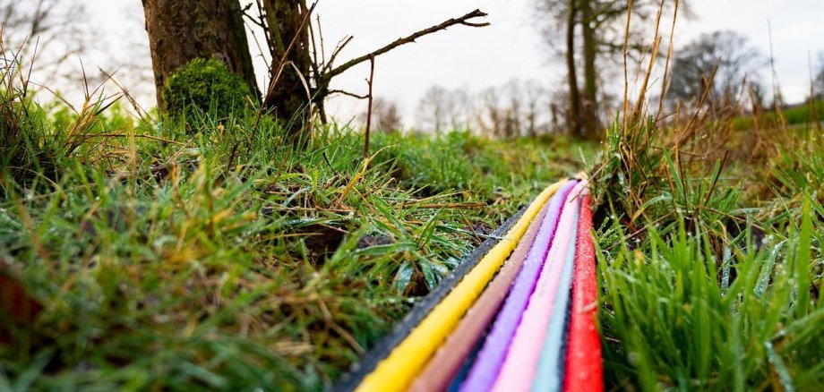 Glasfaserleitung die über Wiese verlegt wurde