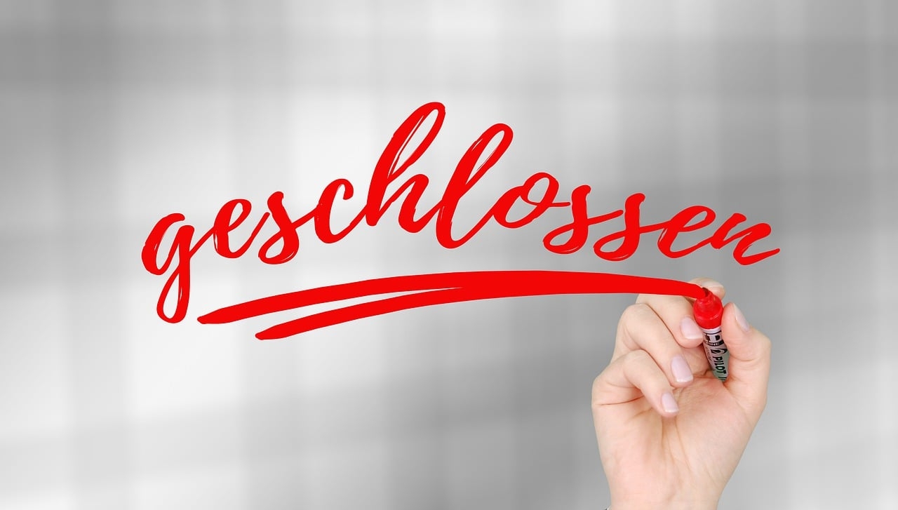 Schild mit dem Schriftzug Geschlossen