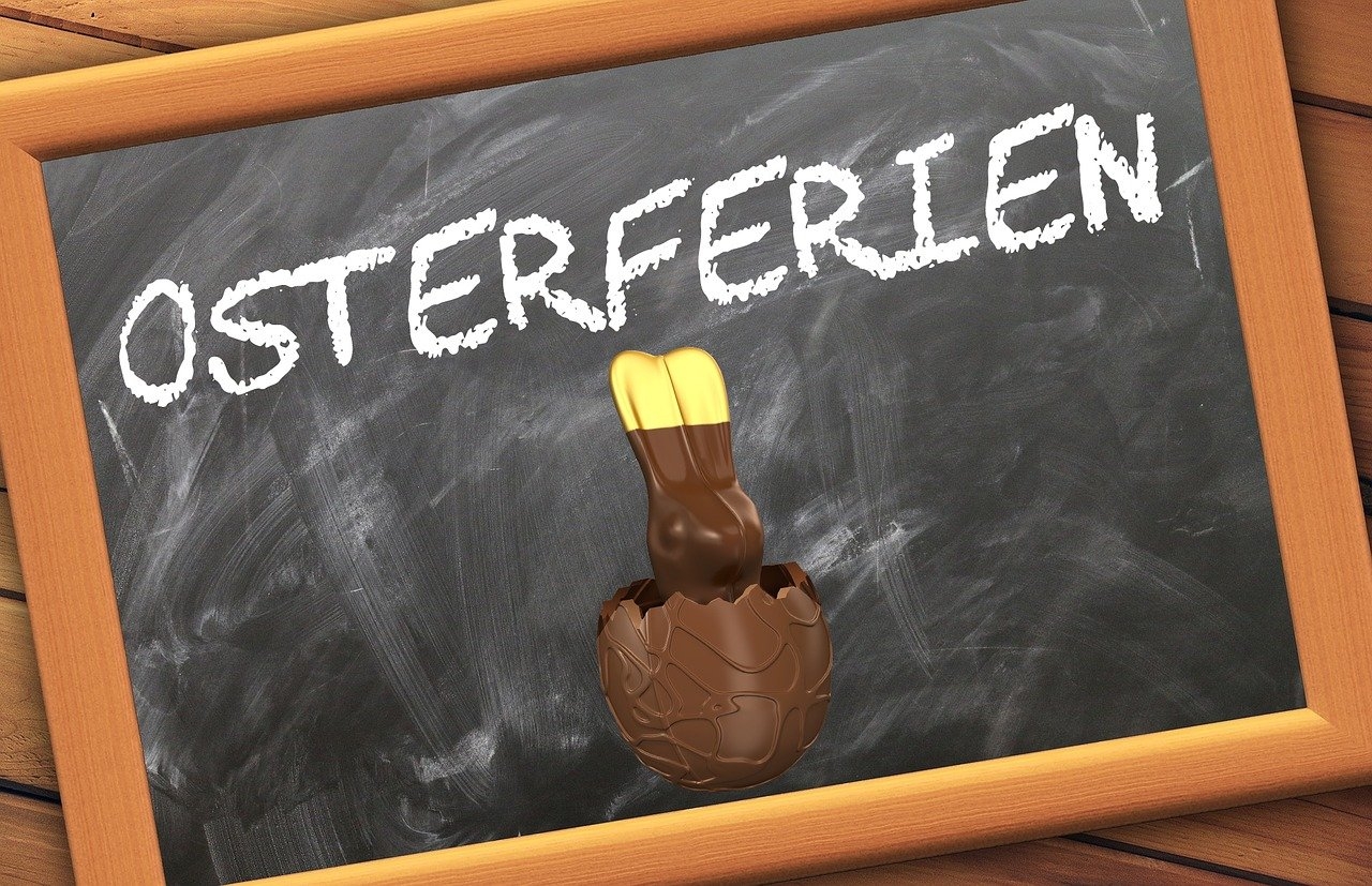 Schreibtafel mit Aufschrift Osterferien