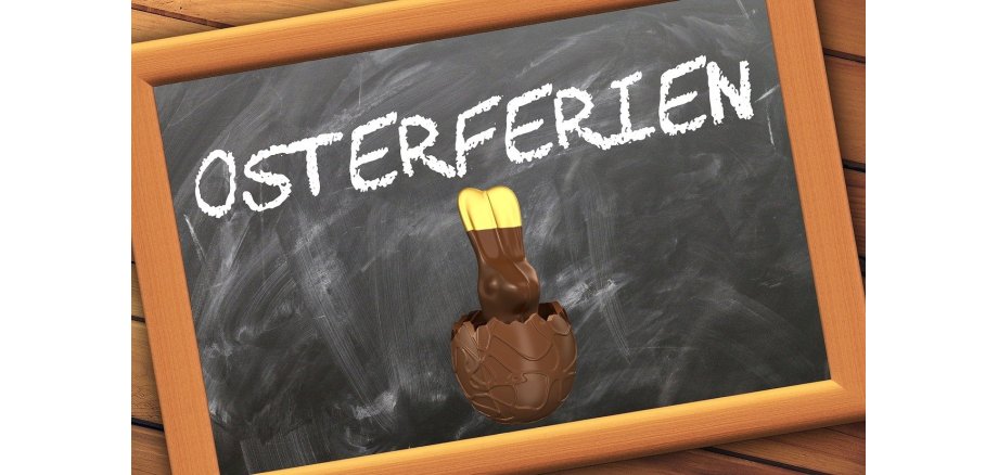 Schreibtafel mit Aufschrift Osterferien