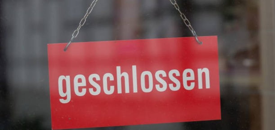 Rotes Schild mit Aufschrift geschlossen