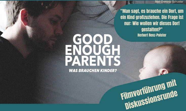 Vater betrachtet schlafendes Baby