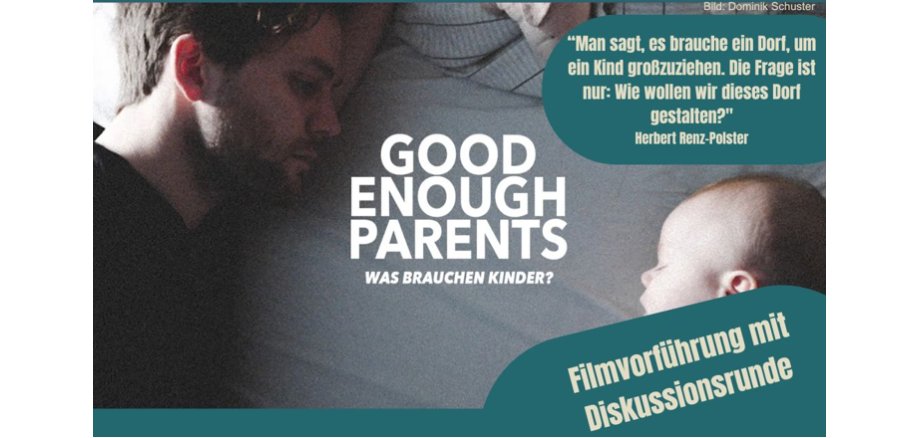 Vater betrachtet schlafendes Baby