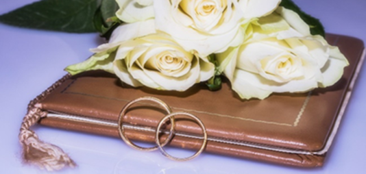 Bild mit Stammbuch, Eheringen und weißen Rosen