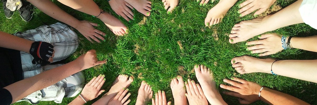 Darstellung von vielen Händen und Füßen